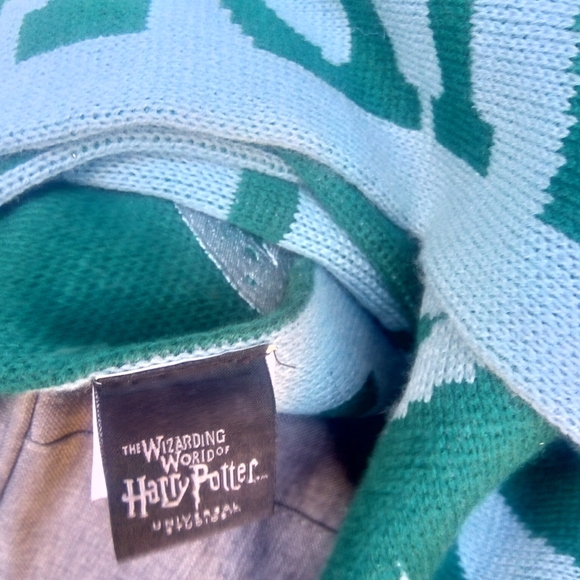 Universal Studios Wizarding World Slytherin Reversible Scarf - Picture 3 of 3